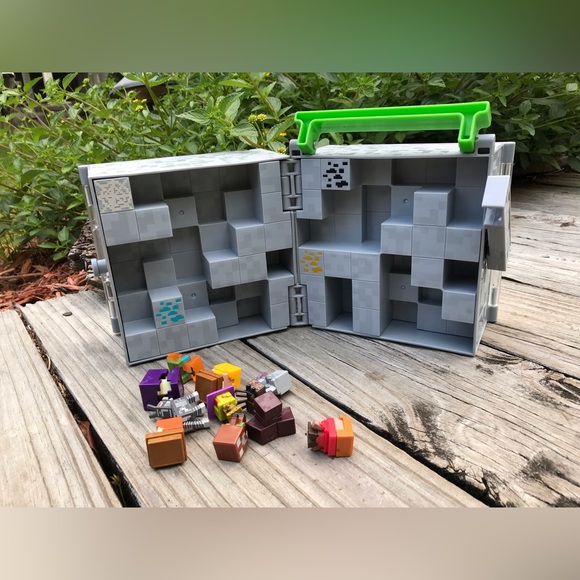 70 Pc MINECRAFT Minifigures Cave Collectible Display Play & Carry Case Cave Box - Picture 11 of 15